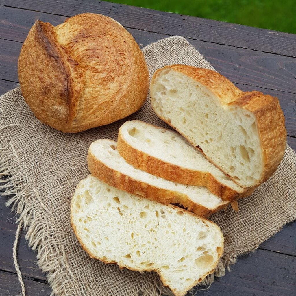 Простой хлеб на закваске. Хлеб на закваске. Французская булка. Хлеб французская булка. Белый формовой хлеб на закваске.